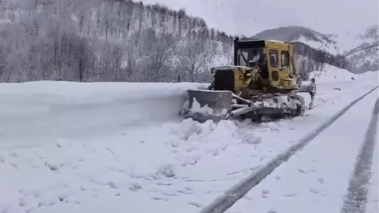 Bir kentimizde kar esareti! 143 köy yolu ulaşıma kapanmıştı, 85'i açıldı 