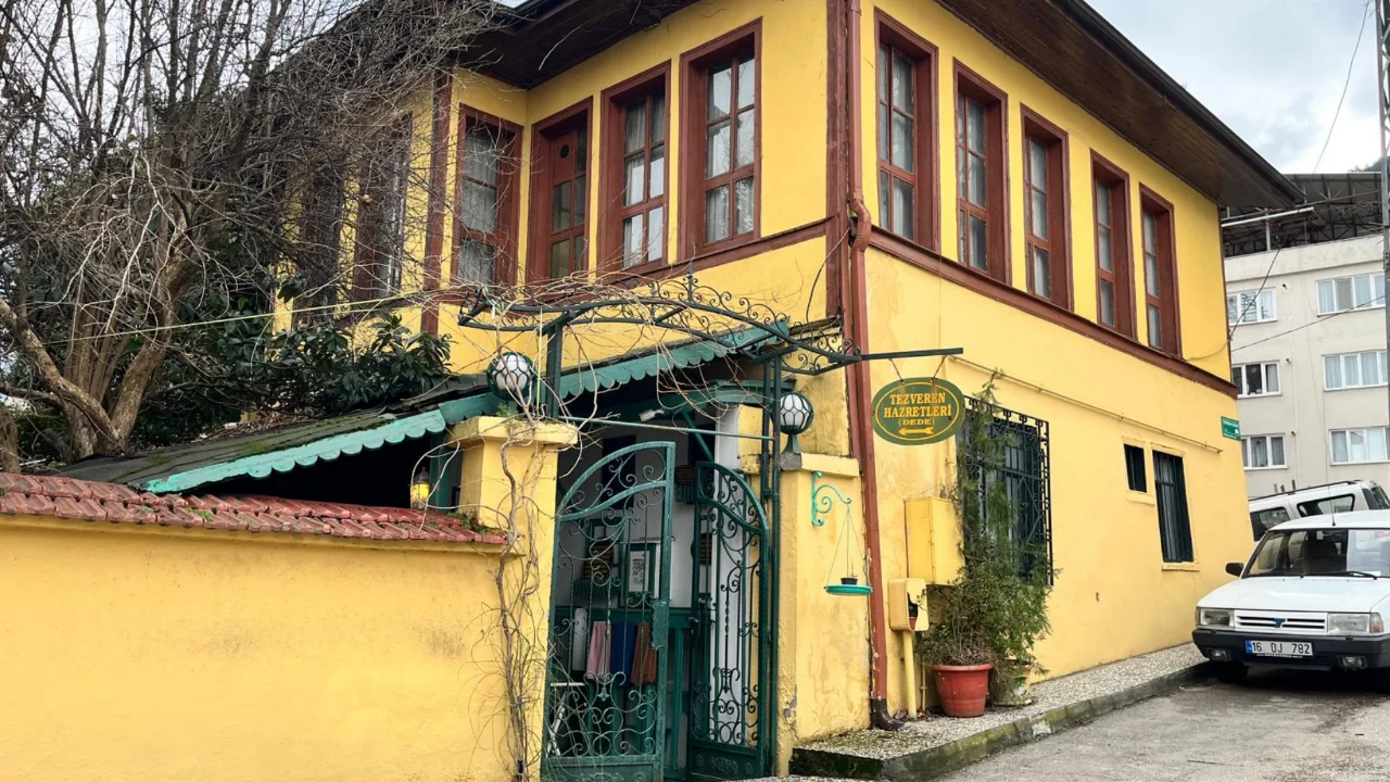 Bursa'da dileklerin adresi bu ev! Salonunda türbe var...