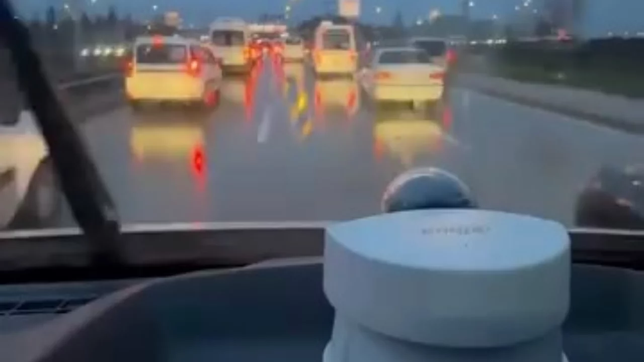 Bursa'da kalplere dokunan görüntü! Onlarca sürücü yol verdi