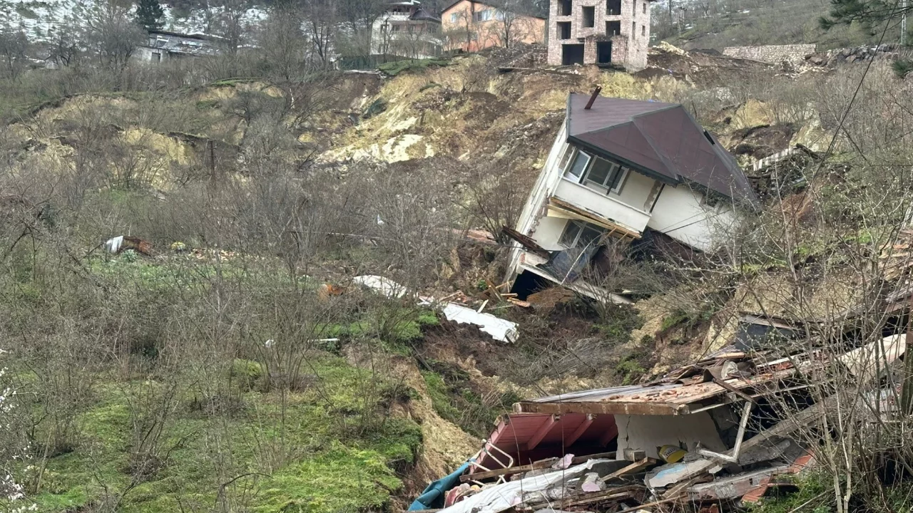 Ordu'da heyelan: Evler yıkıldı, yol çöktü