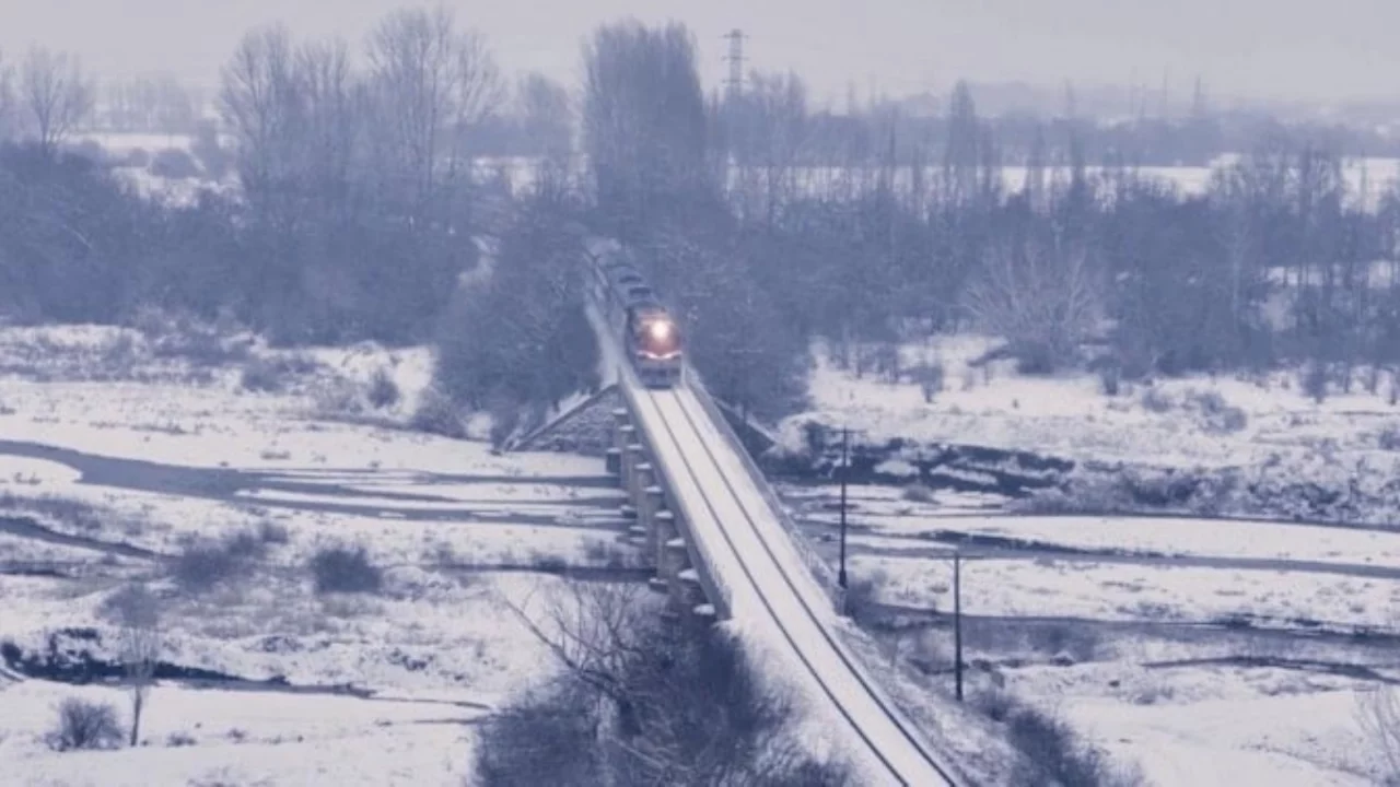 Doğu Ekspresi'nin kar altındaki yolculuğu