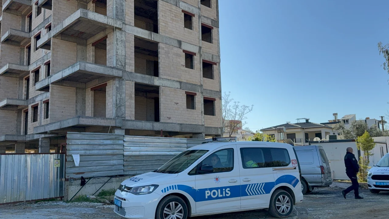 Antalya'da inşaatın 5'nci katından düşen işçi yaralandı