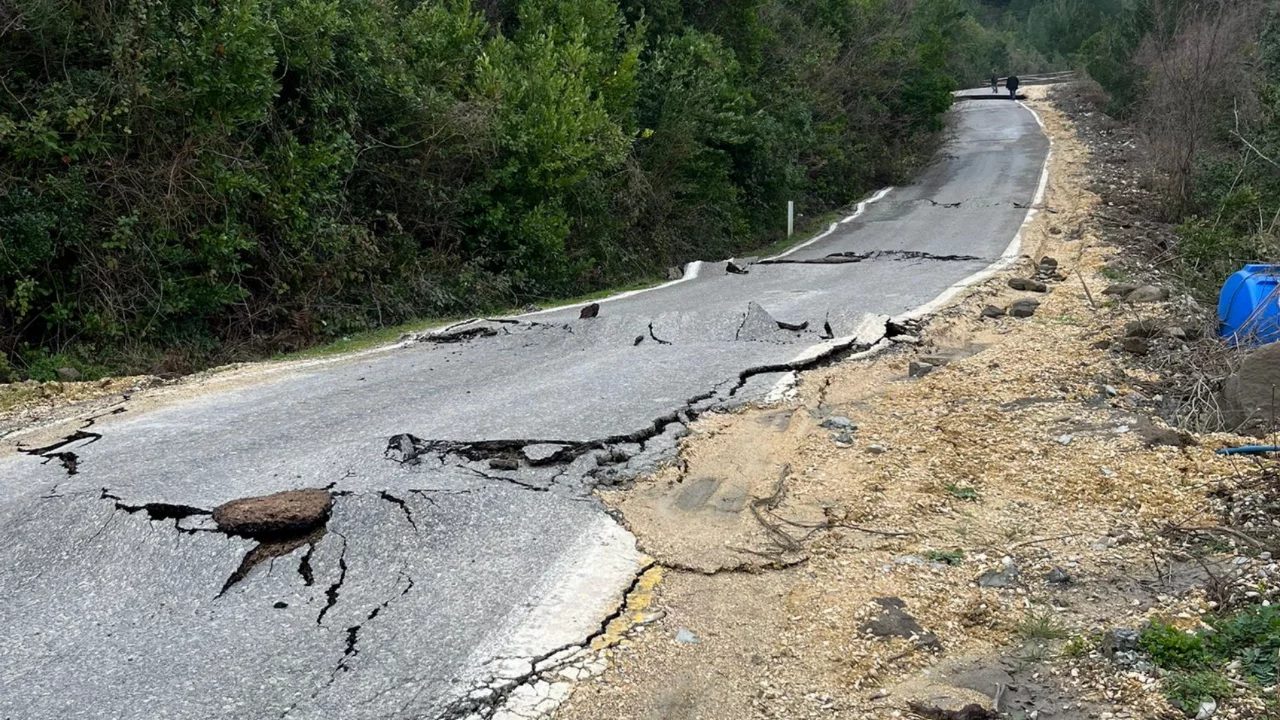 Kastamonu'da heyelan sebebiyle çatlaklar oluşan yol ulaşıma kapatıldı