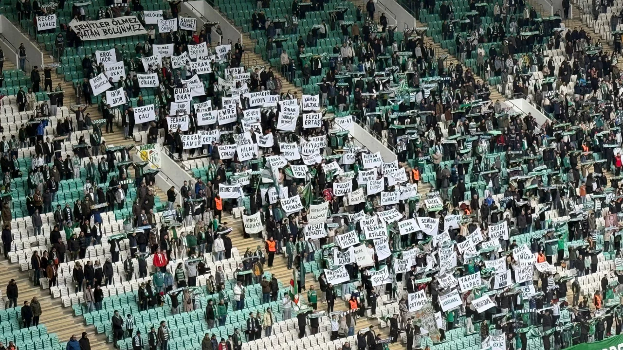 Bursaspor taraftarlarından anlamlı pankartlar! Şehitlerimiz anıldı...