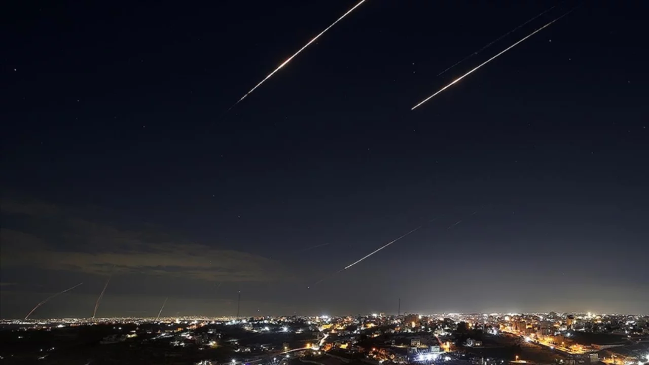 İran, ABD üslerine ve İsrail'e yeni saldırılar düzenledi