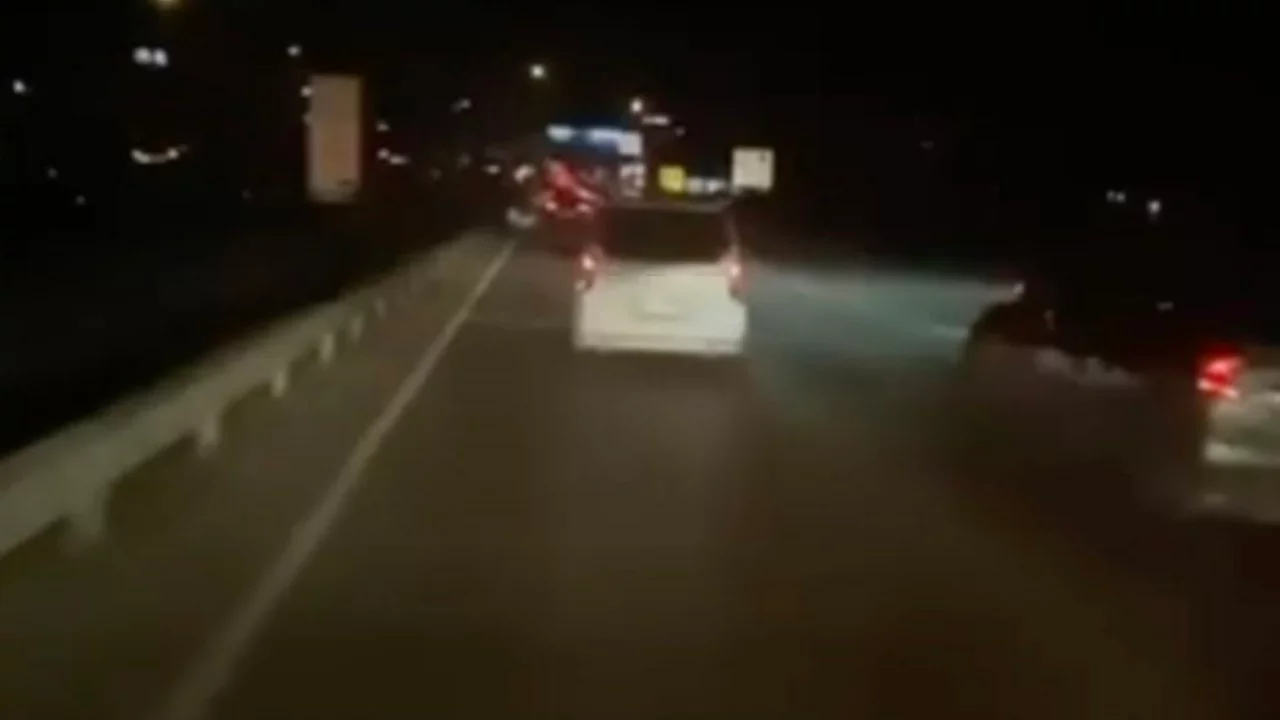 Bursa'da makas atan kamyonet servis minibüsüne çarptı, kovalamaca sonunda yakalandı