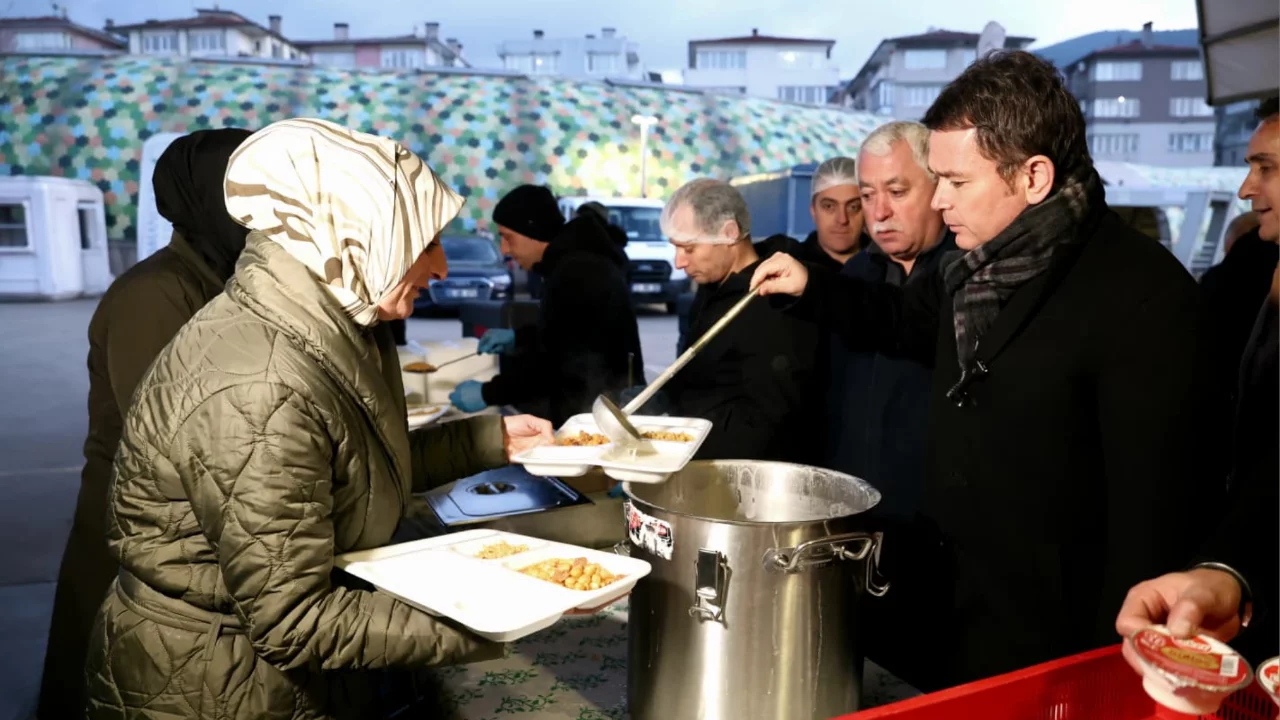 Osmangazi Belediyesi Ramazan'da her gün 8 noktada 4 bin kişiye iftar sofrası kuruyor