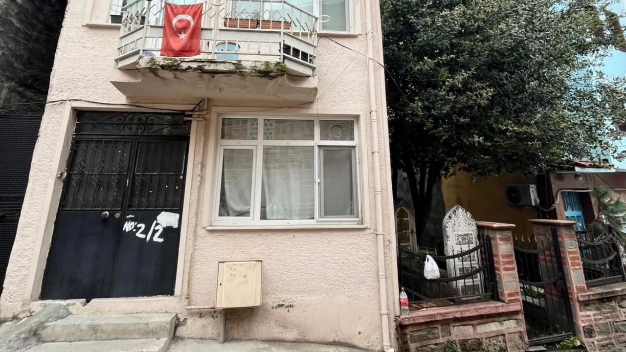 Gören inanamıyor! Bursa'nın göbeğinde evlerin arasına sıkışan mezarlık... 