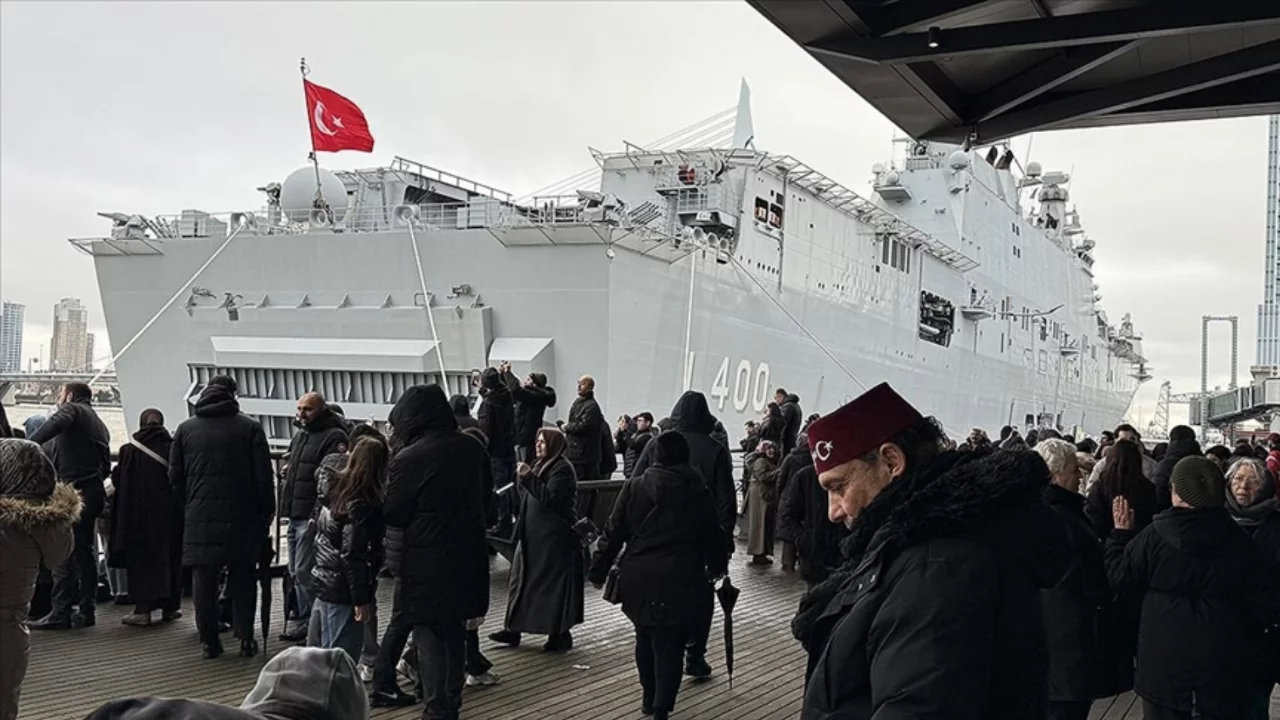 Avrupa'daki Türkler Rotterdam Limanı'na demirleyen TCG Anadolu'ya büyük ilgi gösterdi