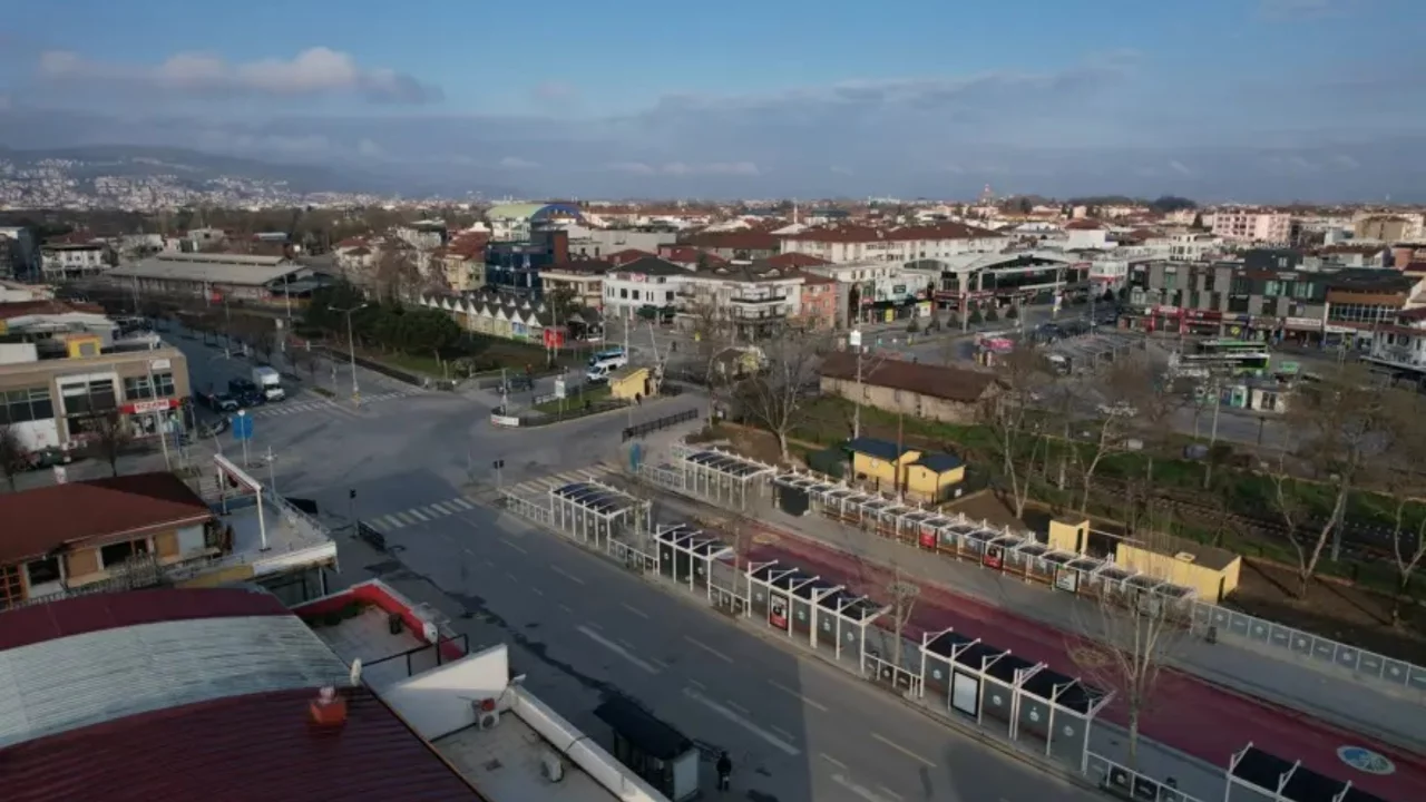 Yüksek kesimler beyaza büründü, kent merkezi güneşli... Aynı günde iki mevsim yaşanıyor
