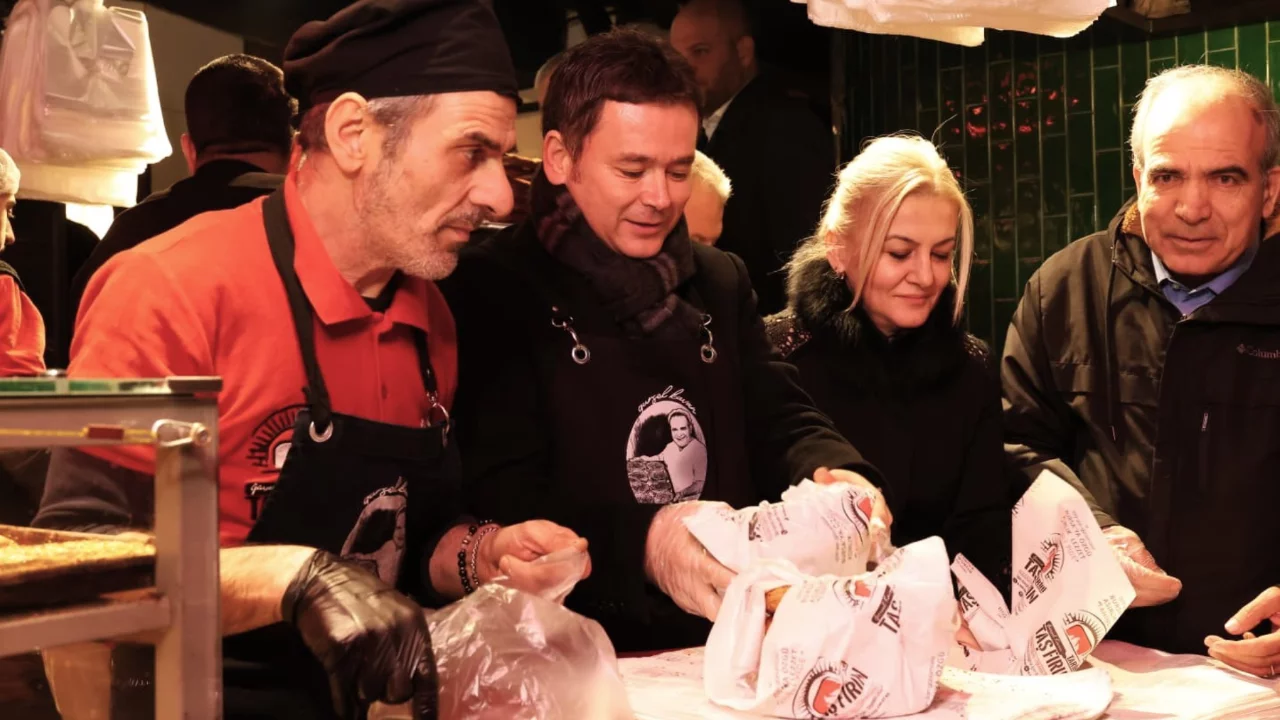 Başkan Erkan Aydın Abdal Meydanı'nda vatandaşlarla sahur yaptı