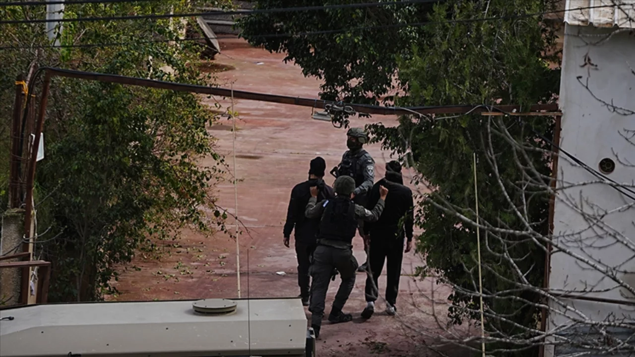 İsrail ordusu, Batı Şeria'da düzenlediği baskınlarda biri kadın 24 Filistinliyi gözaltına aldı