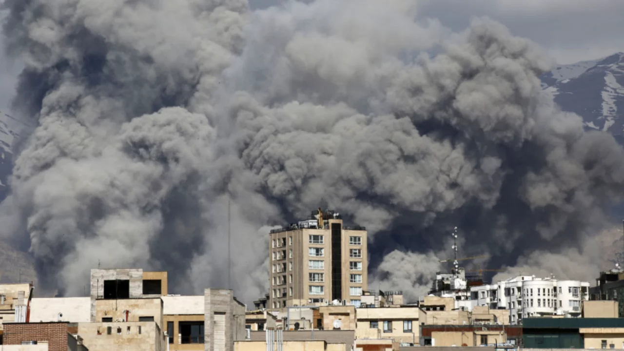 İran devlet televizyonu vuruldu