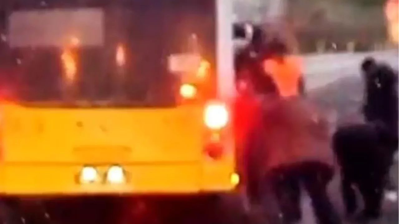 Arnavutköy'de çamurlu yolda ilerleyemeyen İETT otobüsünü vatandaşlar itti