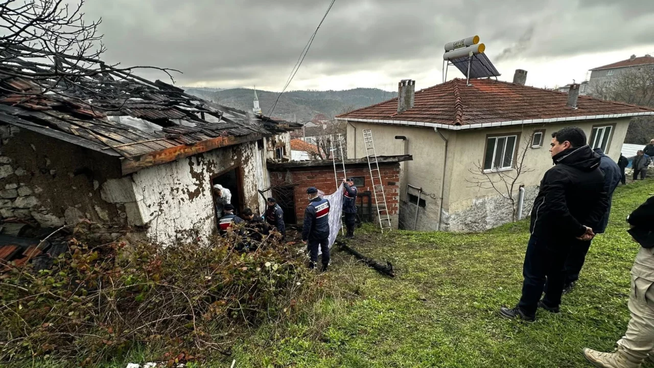 Bursa'da Kaymakam, facianın yaşandığı evde incelemelerde bulundu 