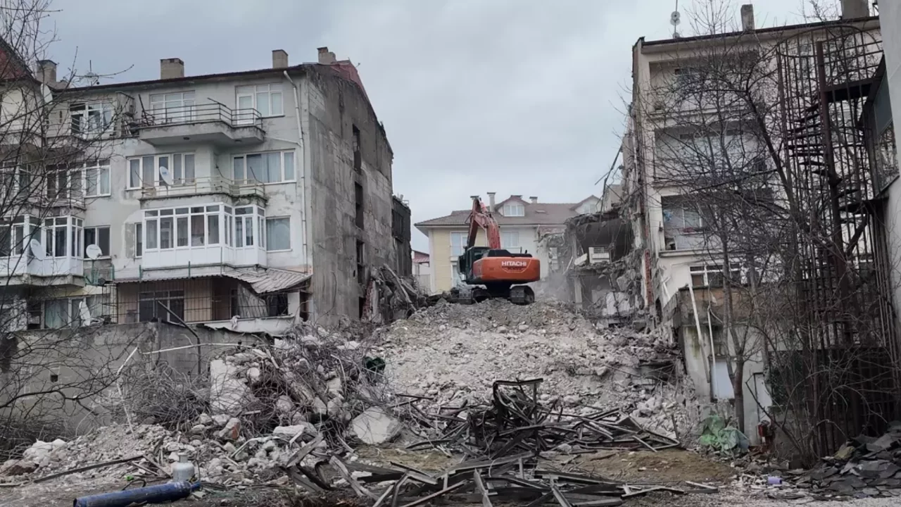 Yıkım sırasında bitişik binadaki dairenin yatak odasının duvarı yıkıldı