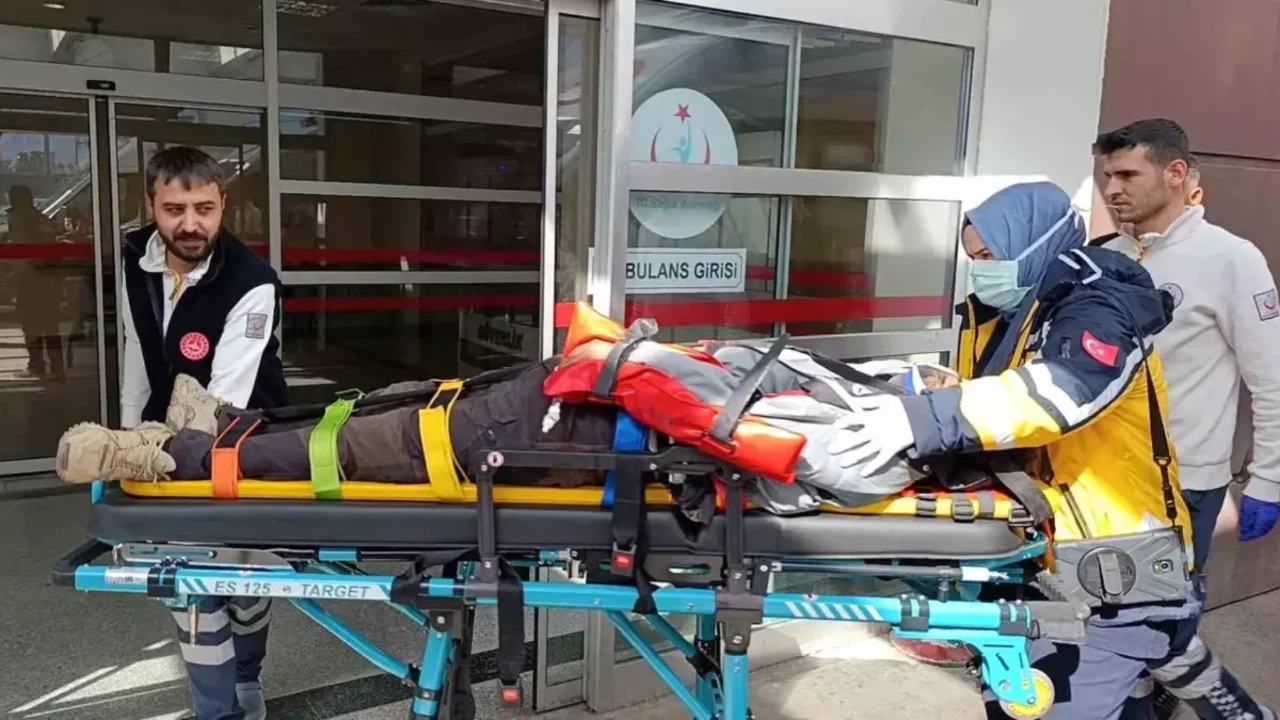 Otomobil reklam direğine çarptı: 3 yaralı