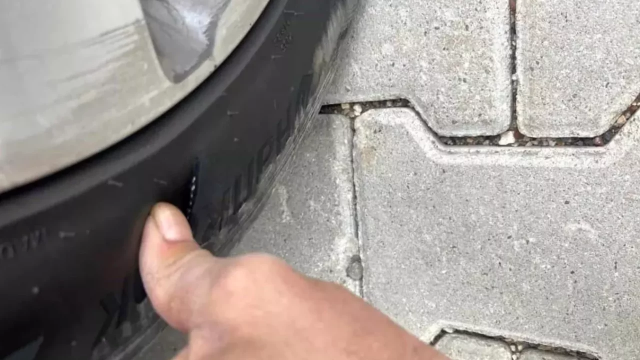 Park halindeki aracın lastikleri kestiler! 