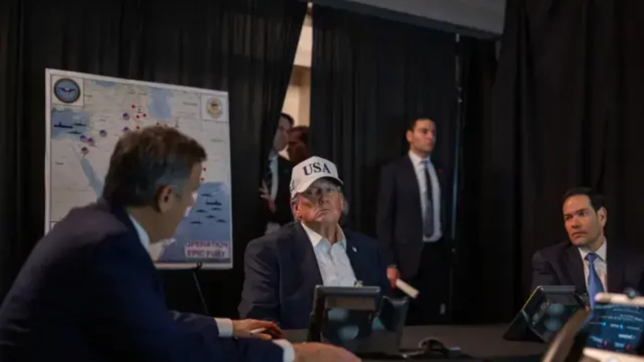 Trump mesaj mı verdi? Arkasındaki haritada Türkiye detayına dikkat