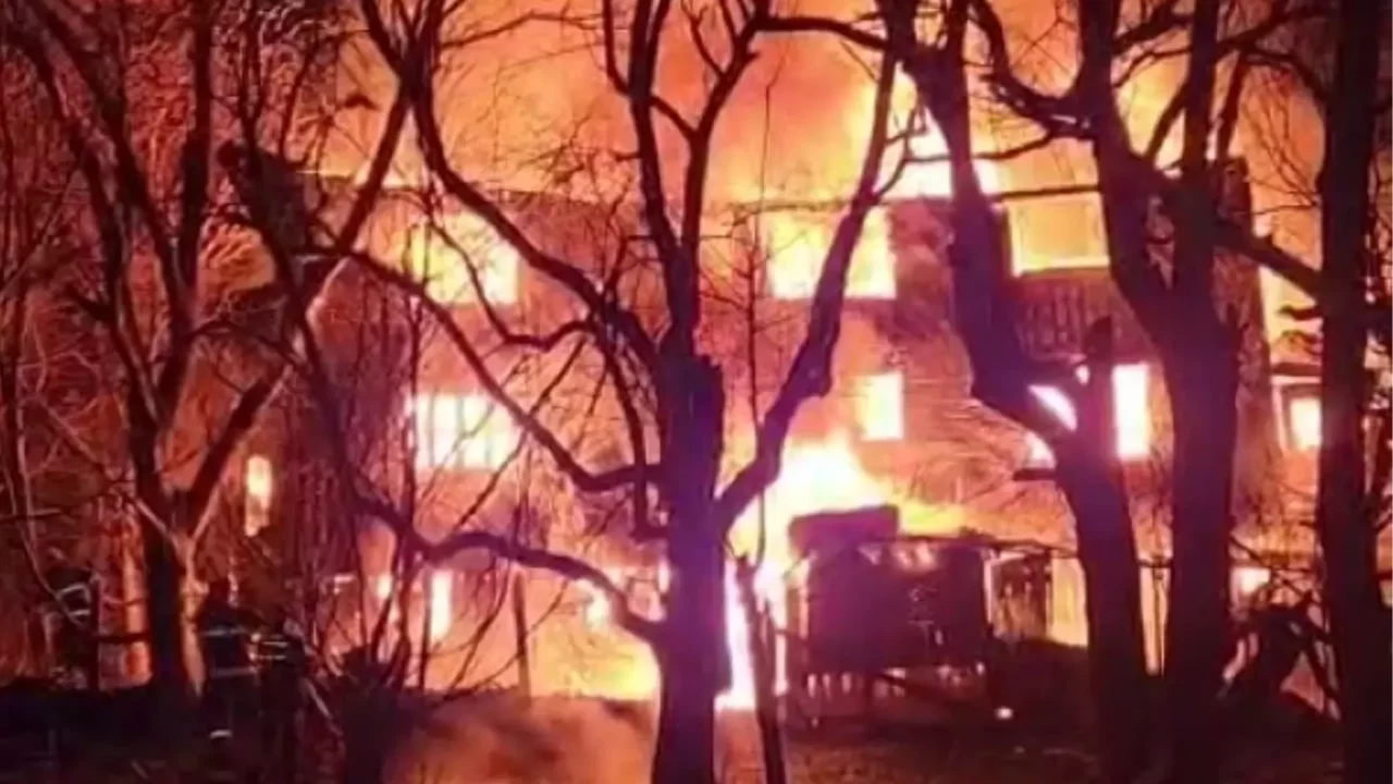 2 katlı ahşap ev ve odunluk yandı