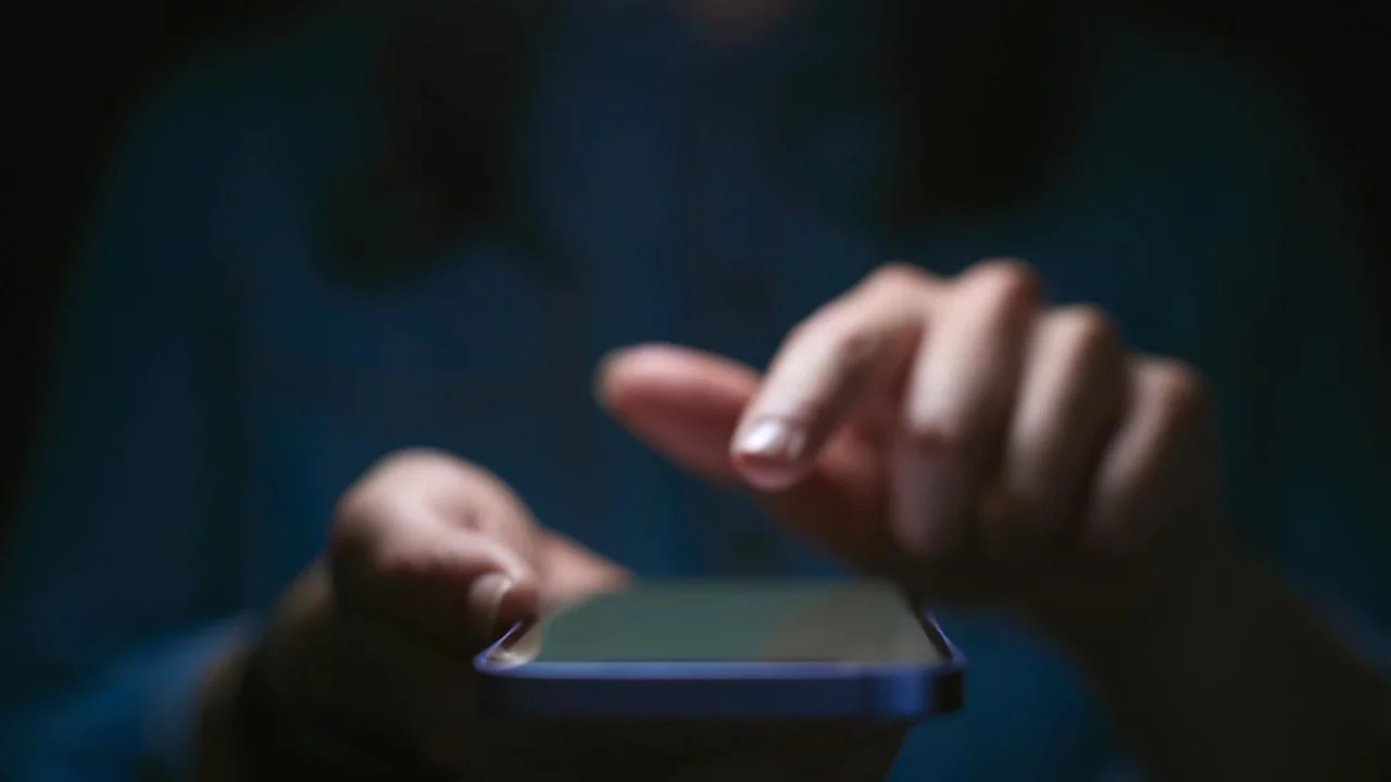 İranlıların telefonlarına gelen gizemli mesaj! Tam 30 dakika boyunca peş peşe gönderildi