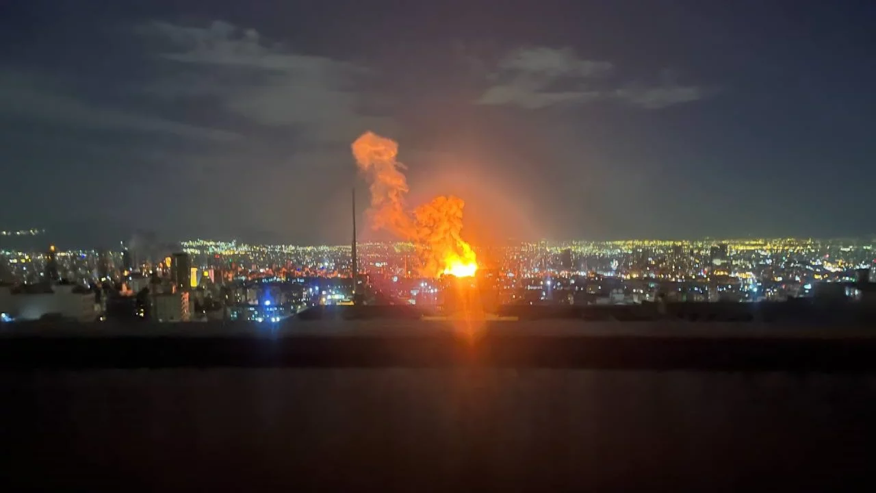 İran'da Radyo ve Televizyon Kurumu binası vuruldu, yayınlar kesildi