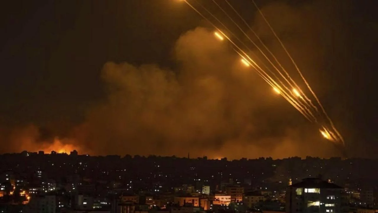 İran'dan atılan füzenin Kudüs'te bir yola isabet etmesi sonucu 6 kişi yaralandı
