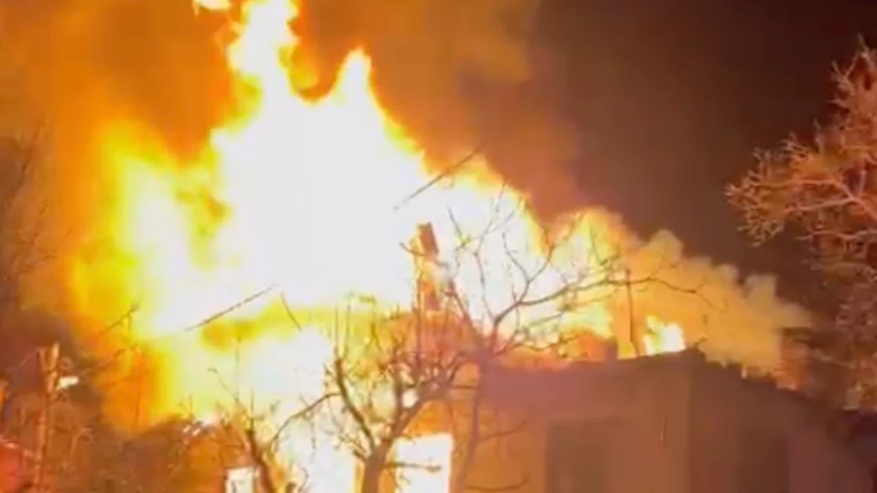 Alevlere teslim olan iki katlı ev kullanılmaz hale geldi