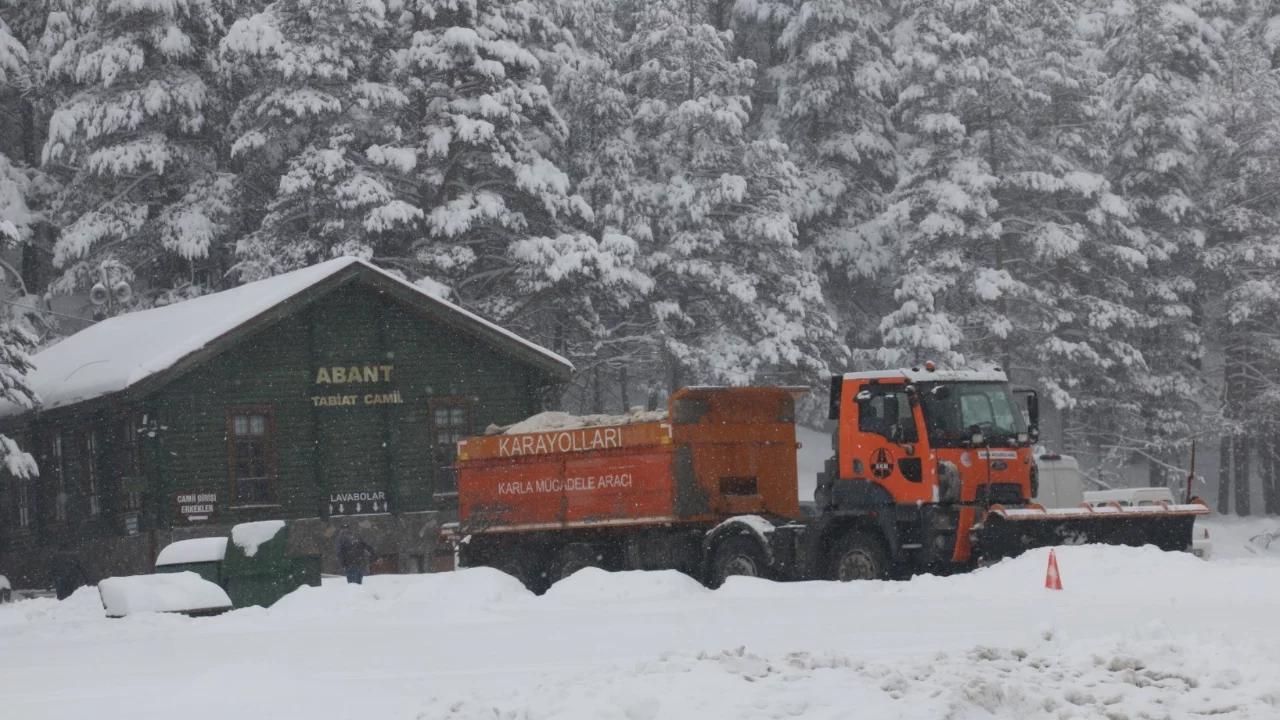 Abant Gölü Milli Parkı beyaza büründü