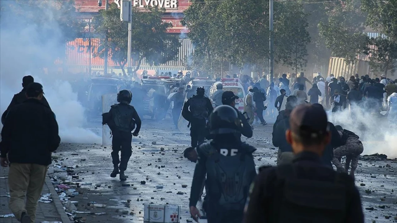 Pakistan'da, Hamaney'in öldürülmesiyle başlayan gösteriler nedeniyle sokağa çıkma yasağı ilan edildi