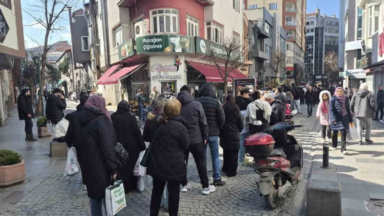 İndirimi duyan koştu, kuyruk metrelerce uzadı!