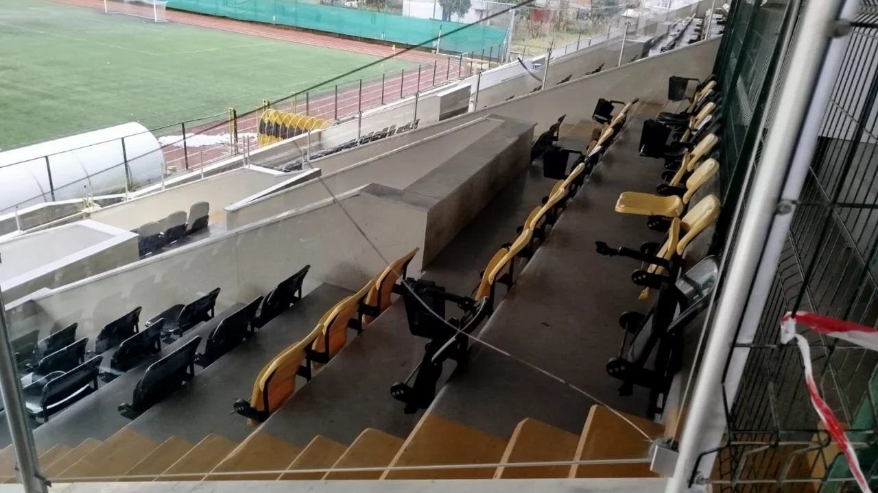 Amat&ouml;r lig ma&ccedil;ında olay &ccedil;ıktı: Musluklar s&ouml;k&uuml;ld&uuml;, camlar kırıldı