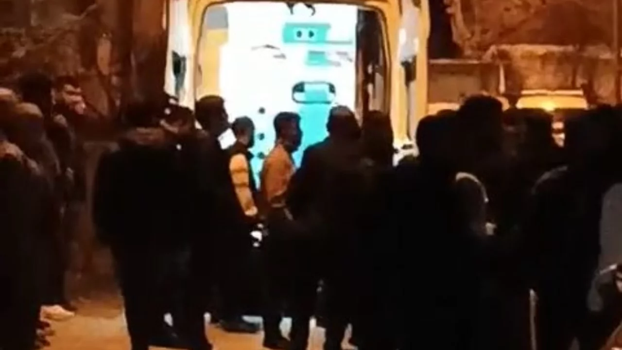 Annesini aldattığını iddia ettiği babasını &ouml;ld&uuml;rd&uuml;