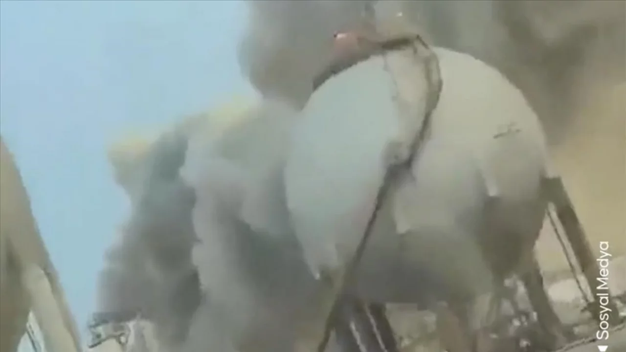 Suudi Arabistan'daki Ras Tanura'daki Suudi Aramco tesislerinde İHA saldırısı sonrası yangın çıktı