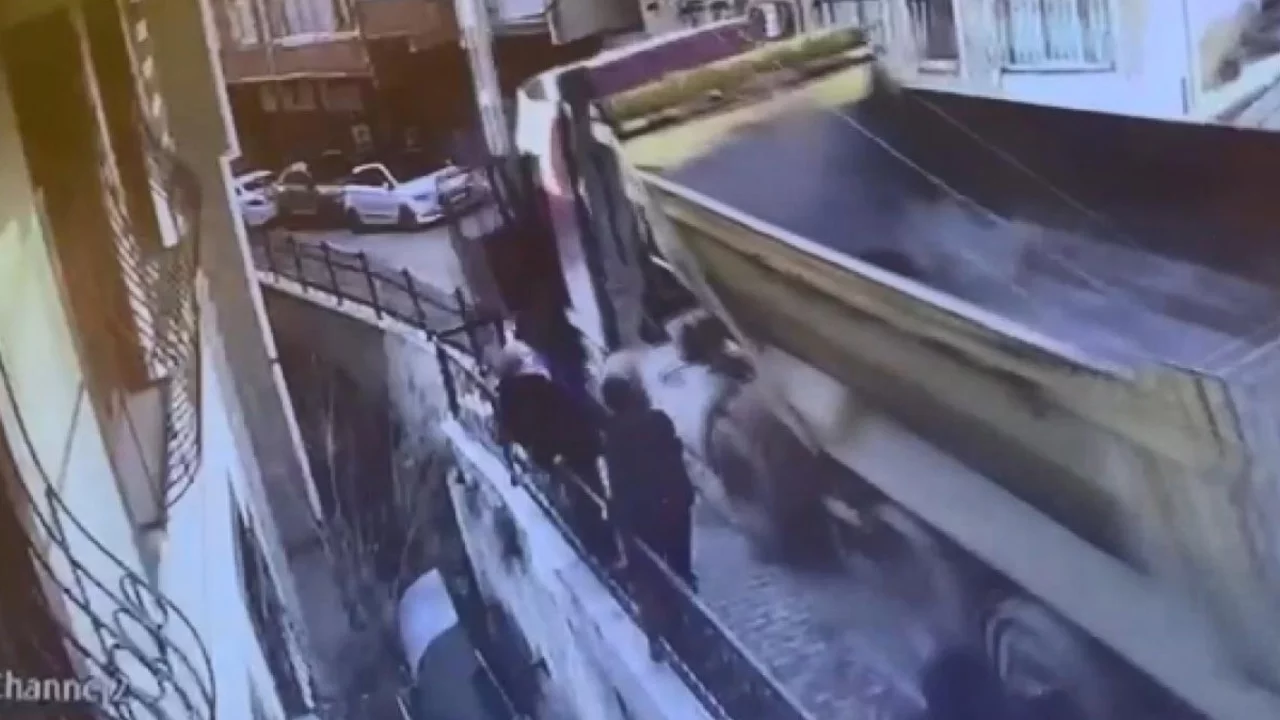 İstanbul'da feci kaza! Hafriyat kamyonu yokuştan kaydı...