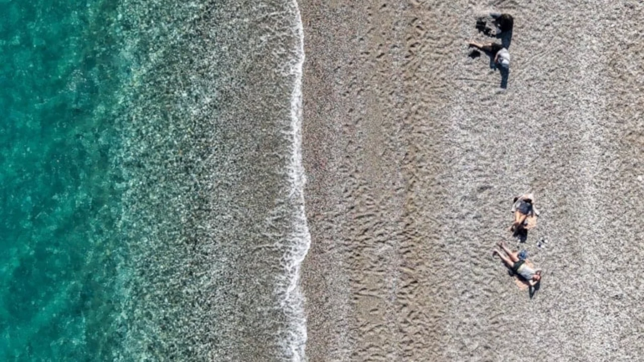 Antalya iki mevsimi yaşıyor