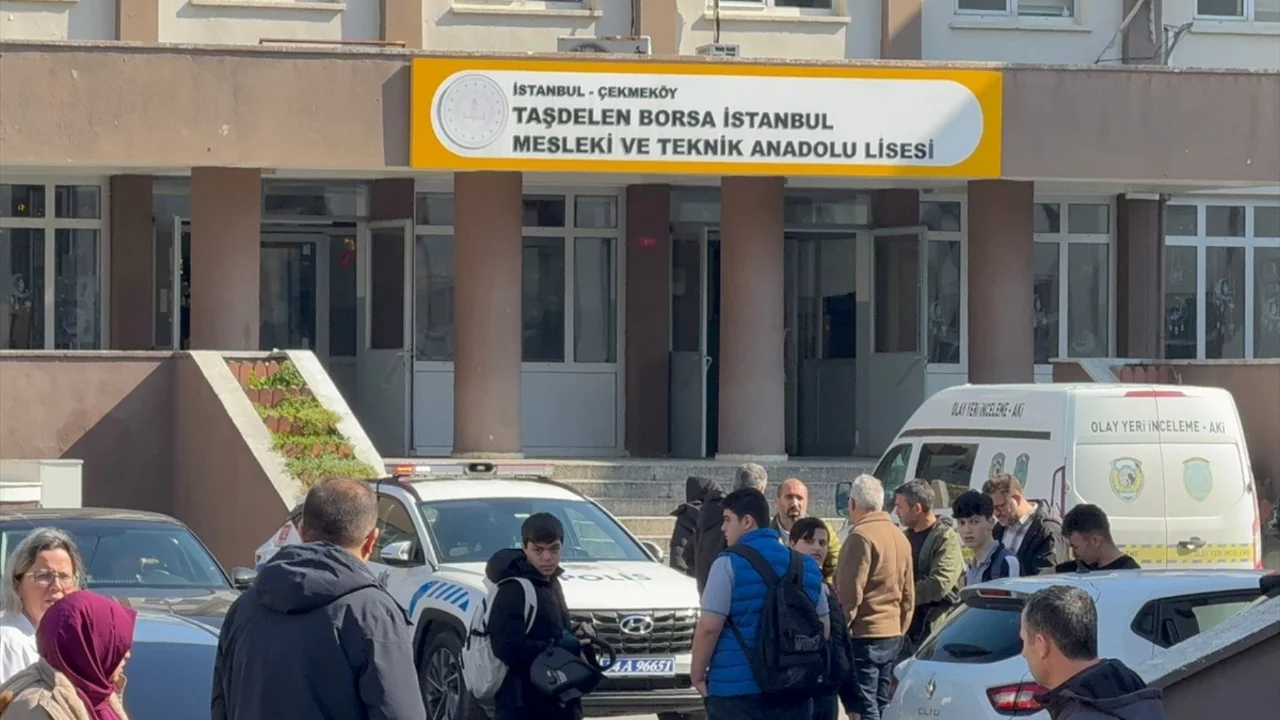 Lisede dehşet anları! Öğrenci önüne geleni bıçakladı