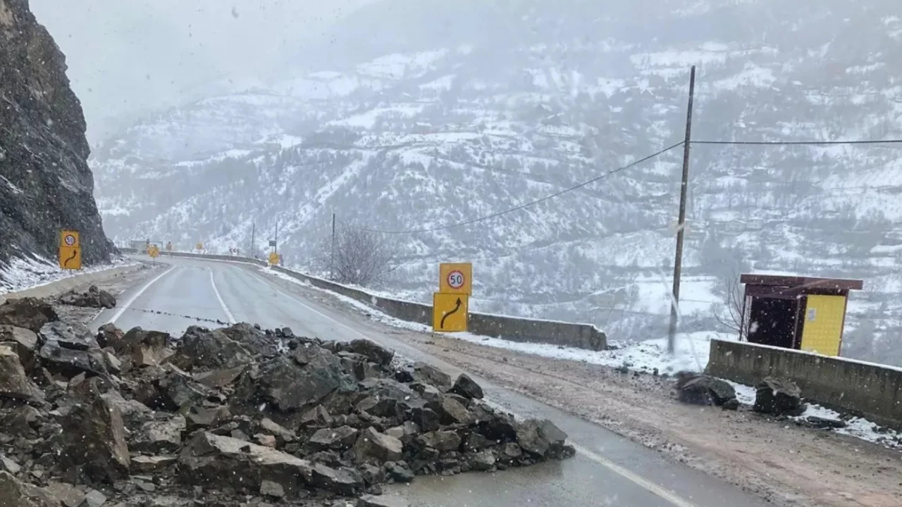 G&uuml;m&uuml;şhane Giresun karayolunda toprak kayması