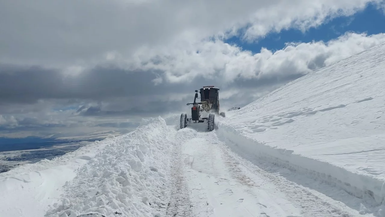 Yoğun kar mesaisi: Kapalı köy yolu kalmadı