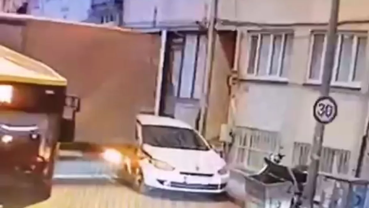 Bursa'da yol vermek isterken kaza yaptı! O anlar kamerada...
