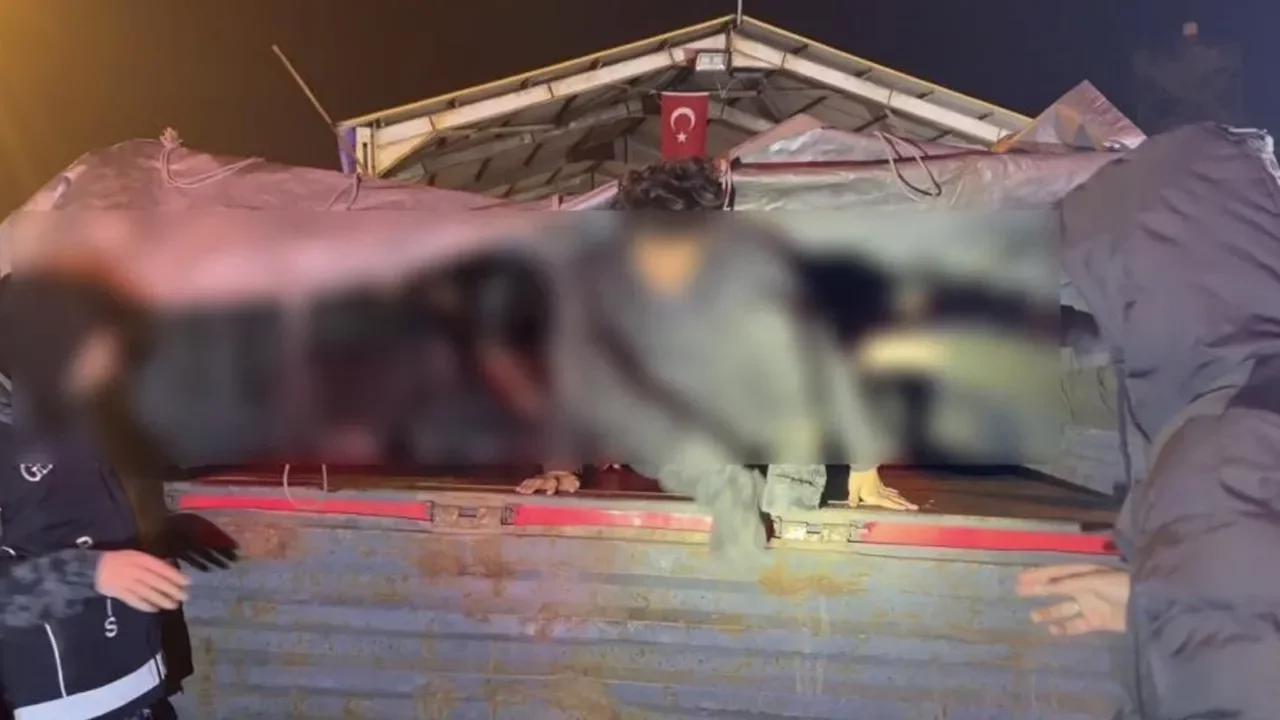 Ağrı'da kamyon ile tırdan 165 düzensiz göçmen çıktı! 