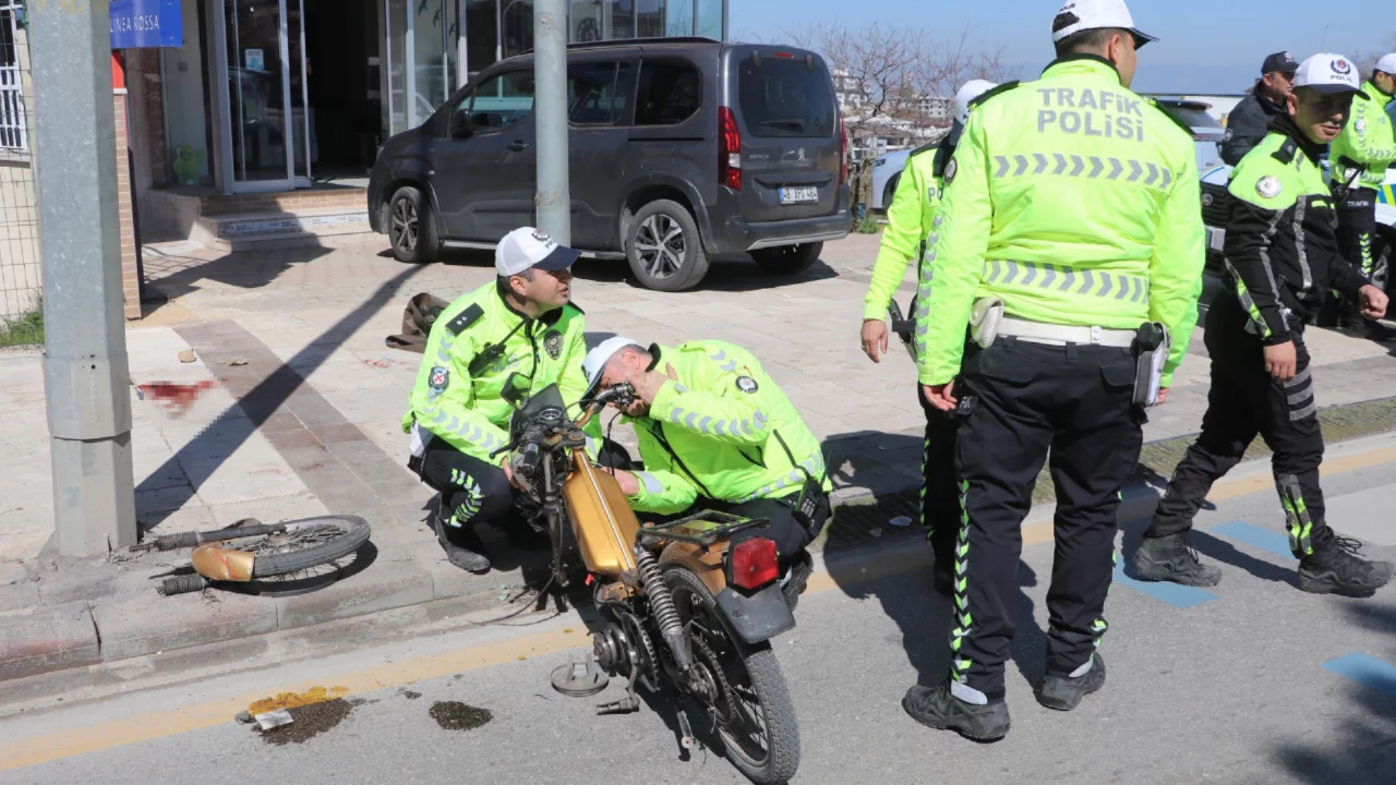 Kamyonete &ccedil;arpan motosikletin s&uuml;r&uuml;c&uuml;s&uuml; hayatını kaybetti