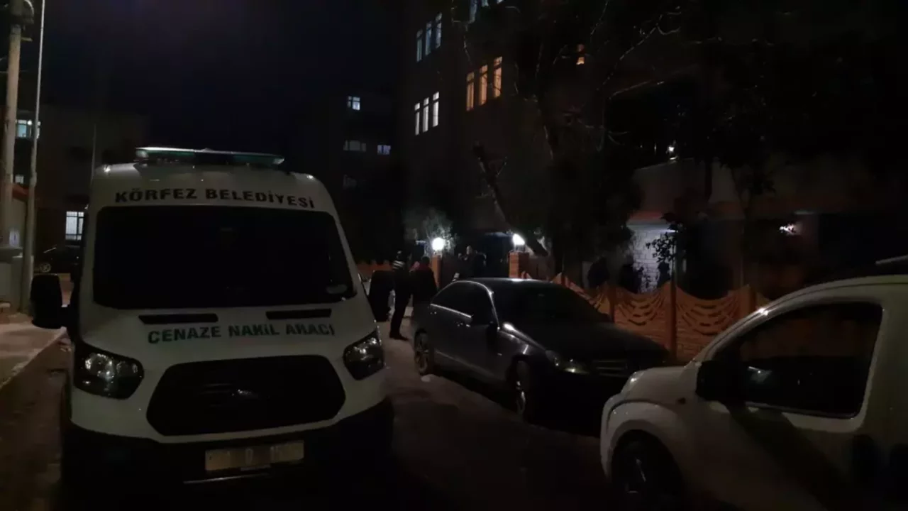 Annesiyle yaşadığı evde boğazından bı&ccedil;aklanmış halde bulunan kadın &ouml;ld&uuml;