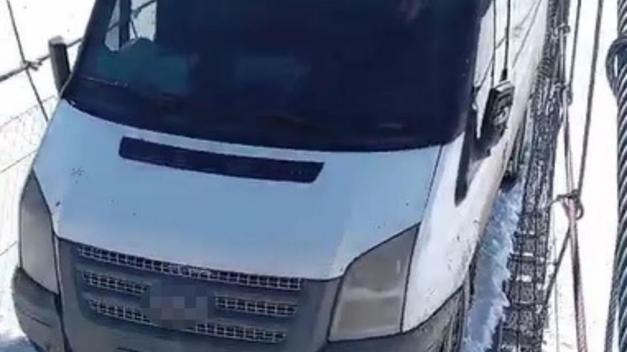 Kars'ta asma köprüde minibüs mahsur kaldı