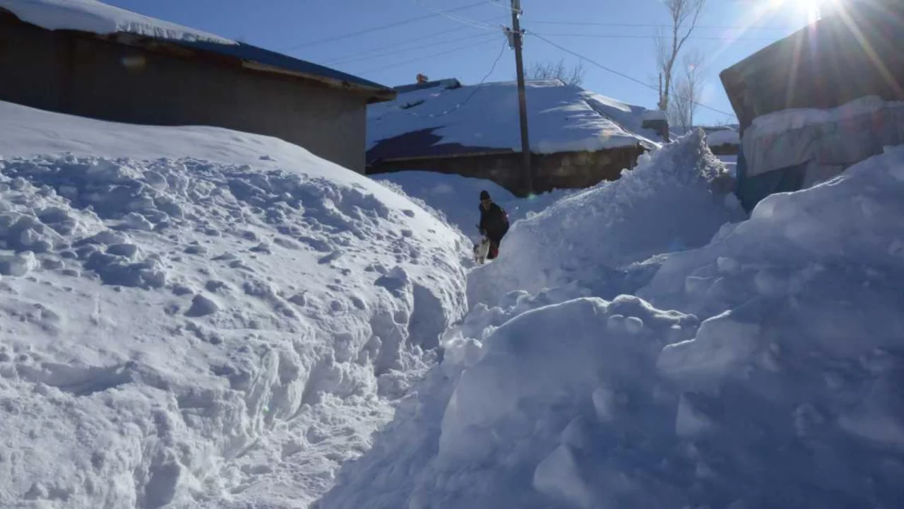 Kar kalınlığı 2 metreyi buldu! "Komşulara gitmek için tünel açıyoruz" 