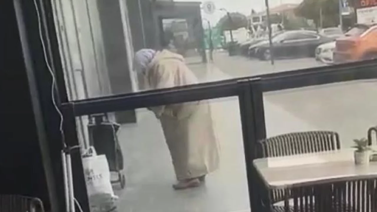 Dilencinin zahmetli mesaisi kameraya yakalandı! Üstünü değiştirip...