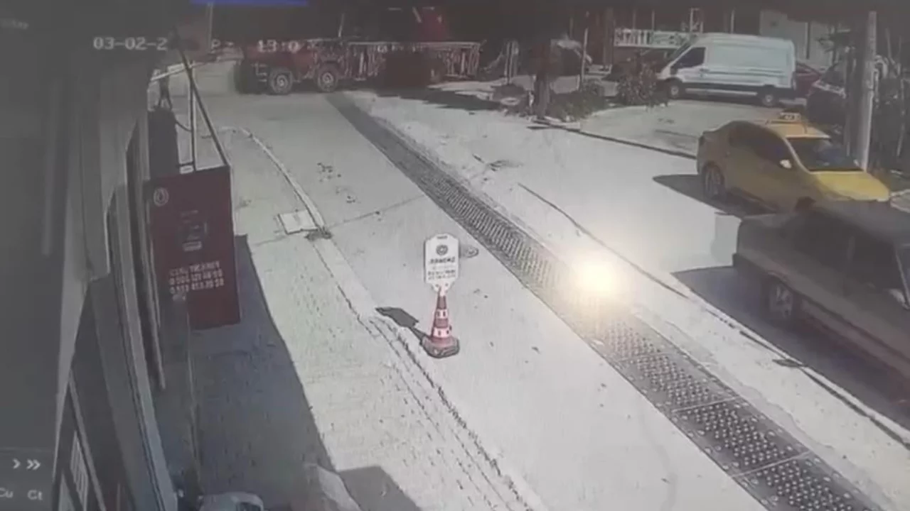 Yokuşta kontrolden &ccedil;ıkan vin&ccedil; otomobilleri beraberinde s&uuml;r&uuml;kledi: O anlar kamerada...