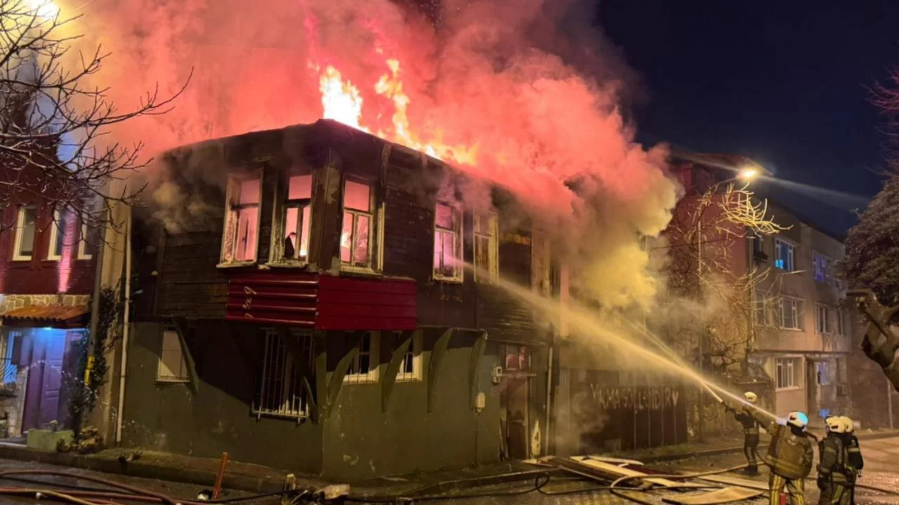 Üsküdar'da 2 metruk binada yangın
