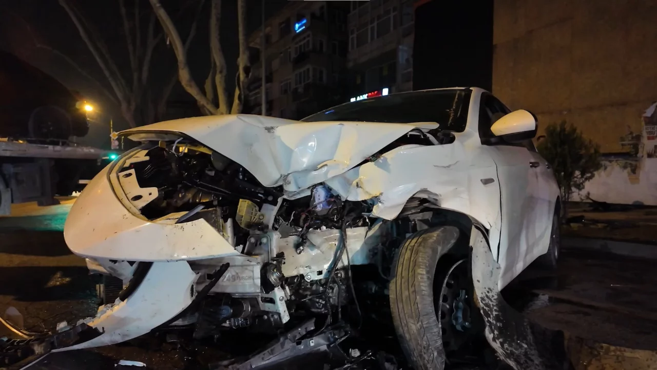 Makas atan sürücü lüks araca çarpıp kaçtı