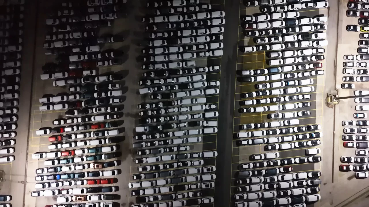 Haydarpaşa Limanı'nda gece mesaisi: 2026 model araçlar limana indirildi